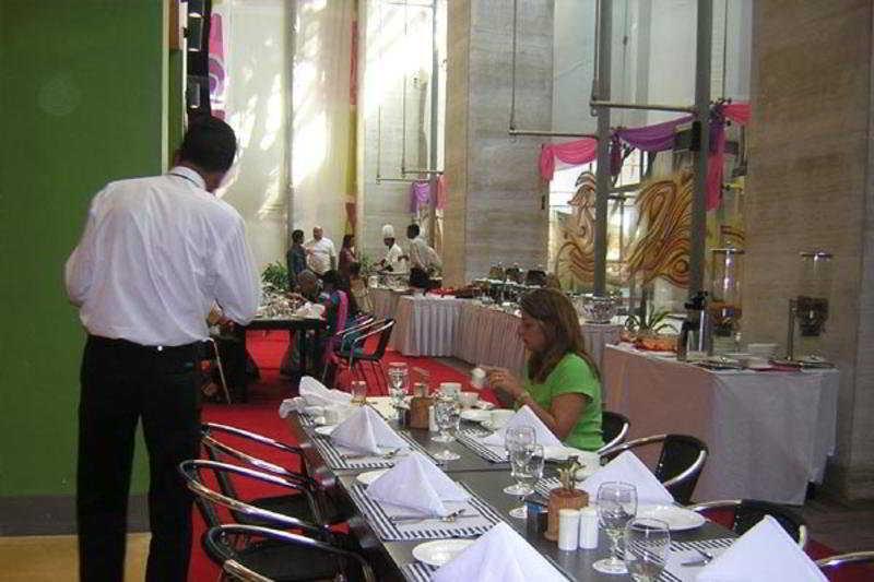Vits Hotel Pune Restoran fotoğraf